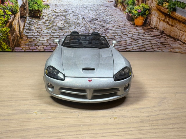 2003 Dodge Viper SRT-10 1:18 Diecast Model - photo 2