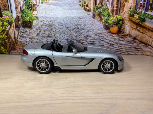 2003 Dodge Viper SRT-10 1:18 Diecast Model - photo 3