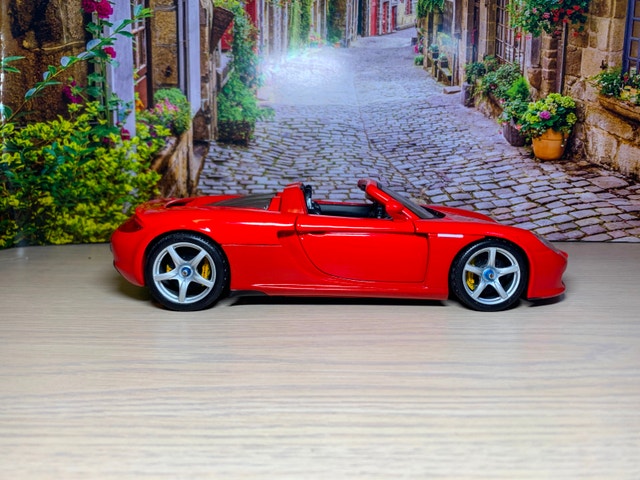 1:18 Brand New Porsche Carrera GT Diecast Model Car – Red - photo 3