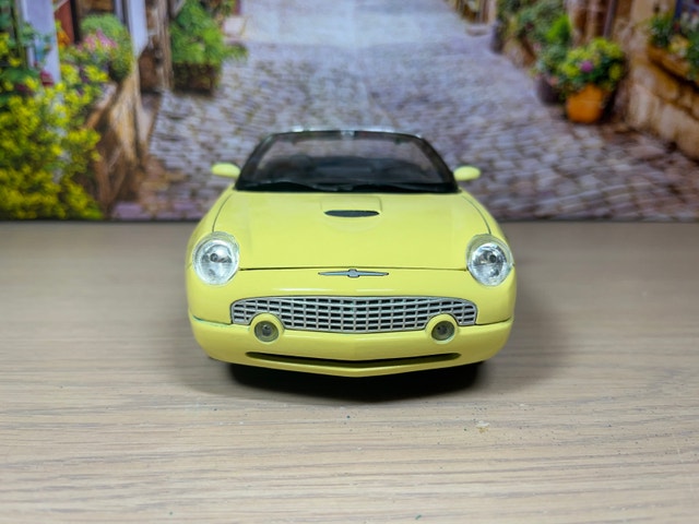 1:18 Thunderbird show car diecast model with display name tray - photo 3