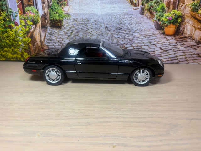 1:18 Ford Thunderbird Hard Top Convertible Die-Cast Model - photo 3