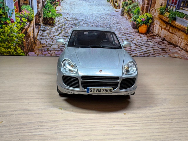 1:18 Porsche Cayenne Turbo (955) diecast Model SUV New with Box - photo 2