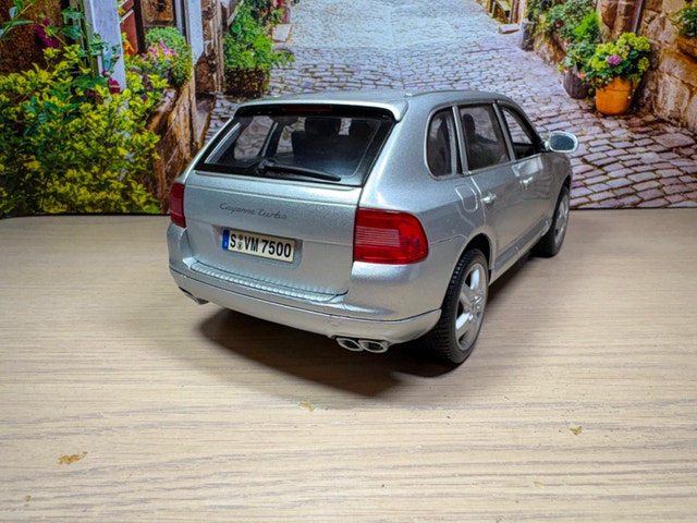1:18 Porsche Cayenne Turbo (955) diecast Model SUV New with Box - photo 4