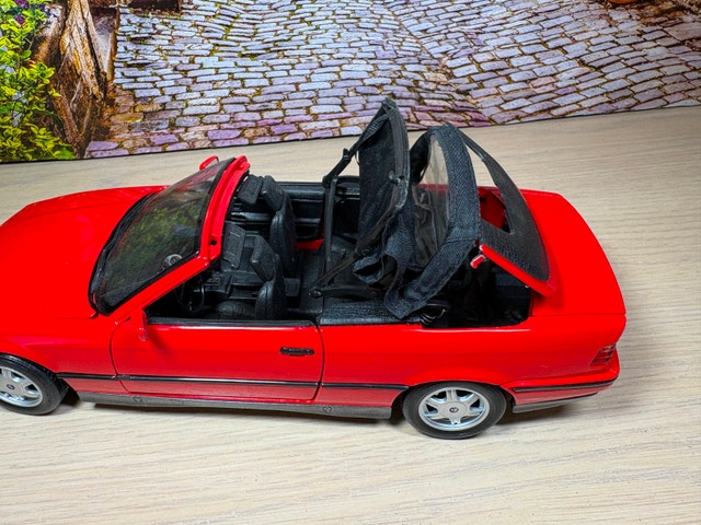 1:18 1993 BMW 325i (E36) Convertible Diecast Model Car - photo 2