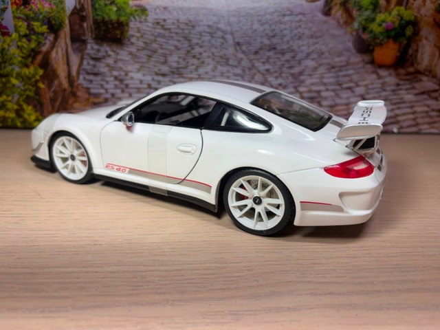 1:18 Brand New Porsche 911 GT3 RS 4.0 Diecast Model - photo 5
