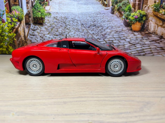1:18 Bugatti EB110 diecast Model car perfect condition with box - photo 3