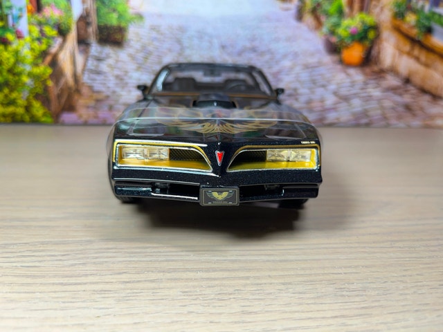 1:18 1977 Pontiac Firebird Trans Am: Smokey and the Bandit - photo 2