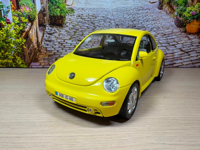 1:18 Made in Italy 1998 Volkswagen New Beetle Diecast Model - photo 2