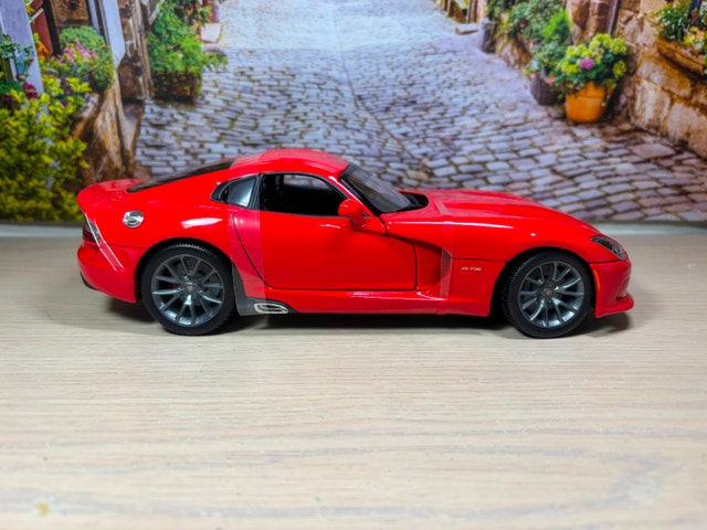 1:18 Brand New 2013 Dodge SRT Viper GTS Diecast Model car - photo 2