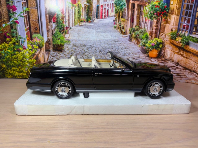 1:18 Minichamps Bentley Azure Convertible (2006) Diecast Model - photo 4