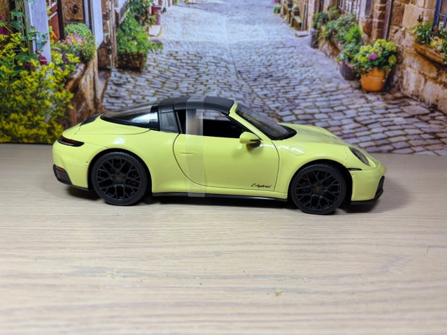 1:18 Brand New Porsche 911 Targa 4 GTS (992.2) Diecast Model - photo 4