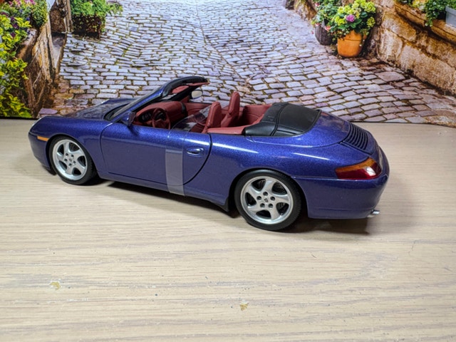 1:18 Porsche 911 Cabrio (996) Diecast Model by UT Models - photo 5