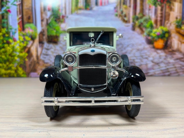 1:18 diecast model of the classic 1931 Ford Delivery Truck NIB - photo 2