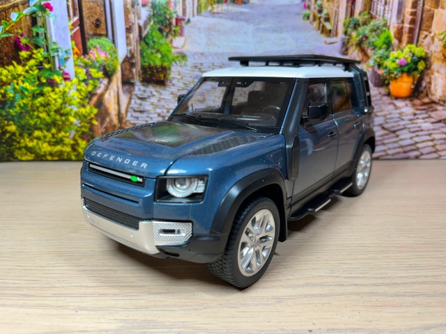 1:18 BRAND NEW Range Rover Defender diecast model head light on