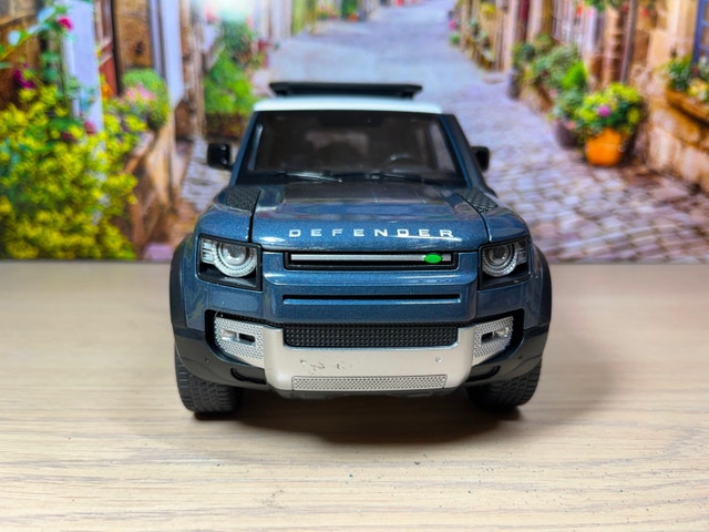 1:18 BRAND NEW Range Rover Defender diecast model head light on - photo 2