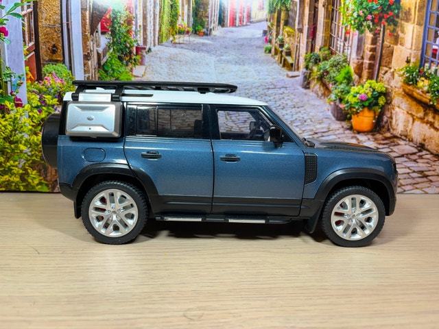 1:18 BRAND NEW Range Rover Defender diecast model head light on - photo 3