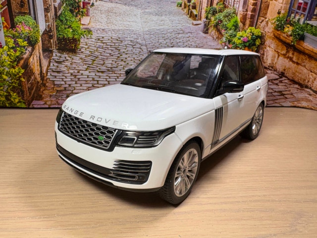 1:18 Brand New Land Rover Range Rover (L405) diecast model