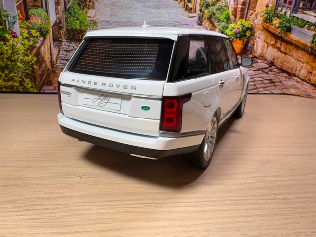 1:18 Brand New Land Rover Range Rover (L405) diecast model - photo 4