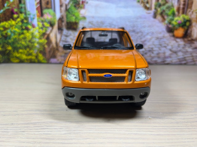 1:18 Ford Explorer Sport Trac Pick Up – Premiere Edition New - photo 2