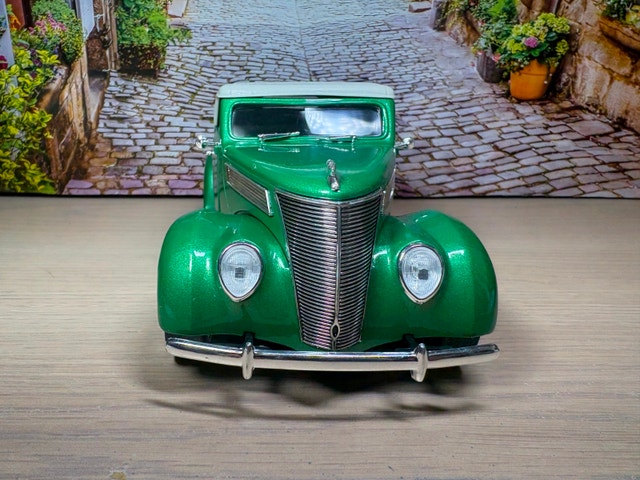 1:18 1937 Ford Convertible Diecast Model New with Box - photo 2
