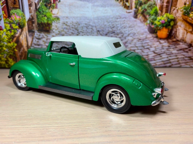 1:18 1937 Ford Convertible Diecast Model New with Box - photo 5