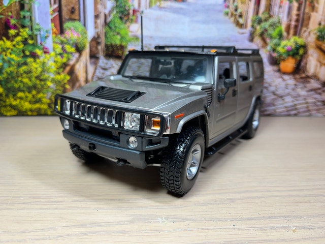 1:18 New with BOX Hummer H2 SUV Diecast model car