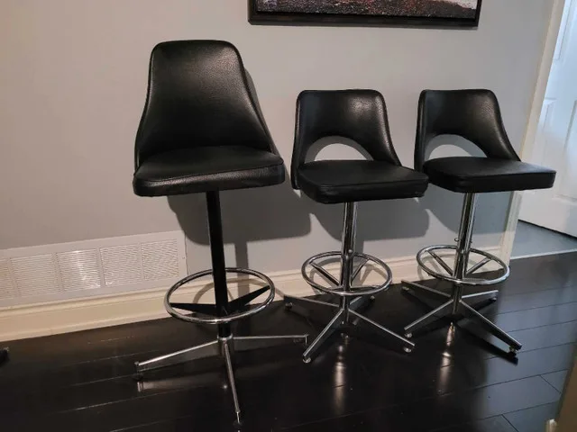 3 Leather Bar Stools Set in Great Condition