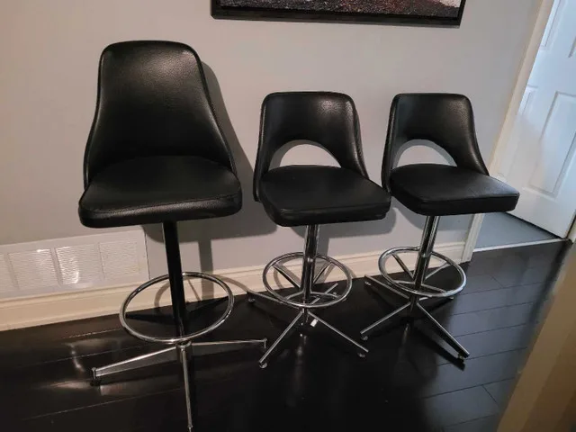 3 Leather Bar Stools Set in Great Condition image indicator(2)