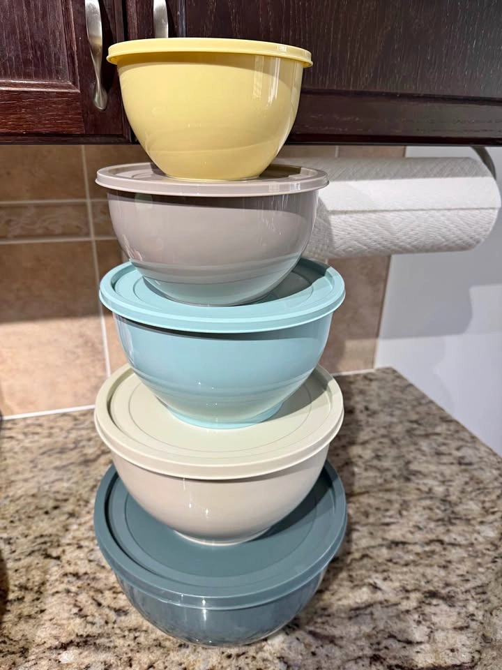 5-Piece Plastic Mixing Bowl Set with Lids