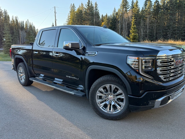 2023 GMC Denali w Ext Warr & winter tires - photo 2