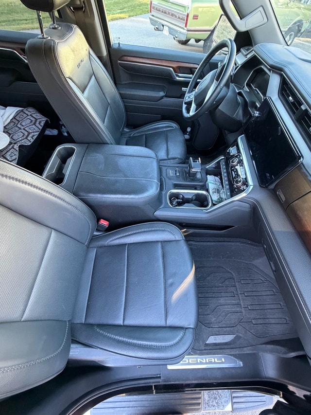 2023 GMC Denali w Ext Warr & winter tires - photo 3