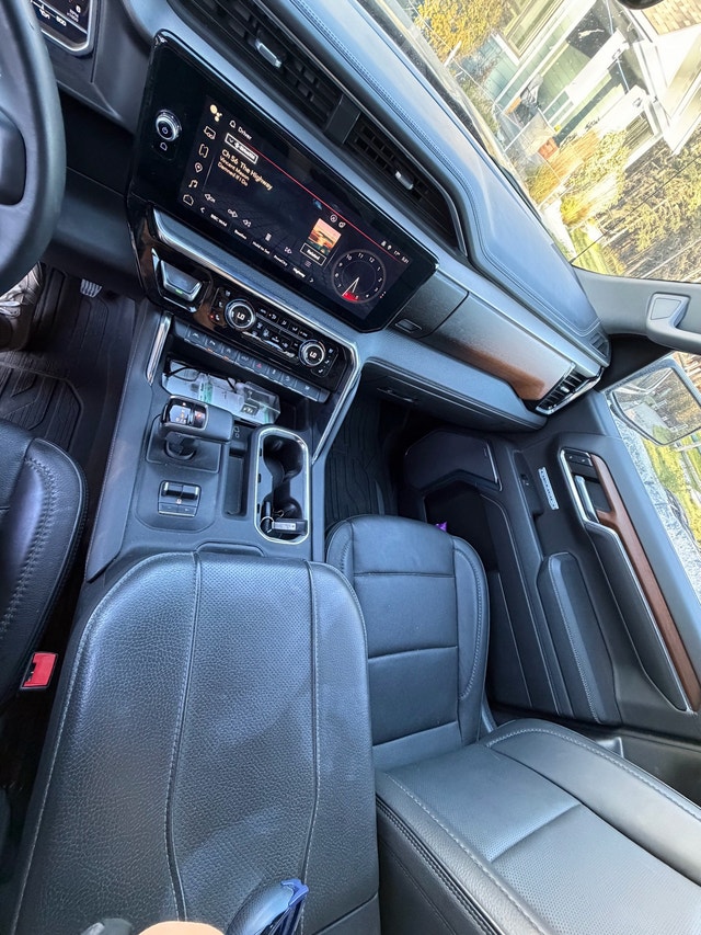 2023 GMC Denali w Ext Warr & winter tires - photo 4