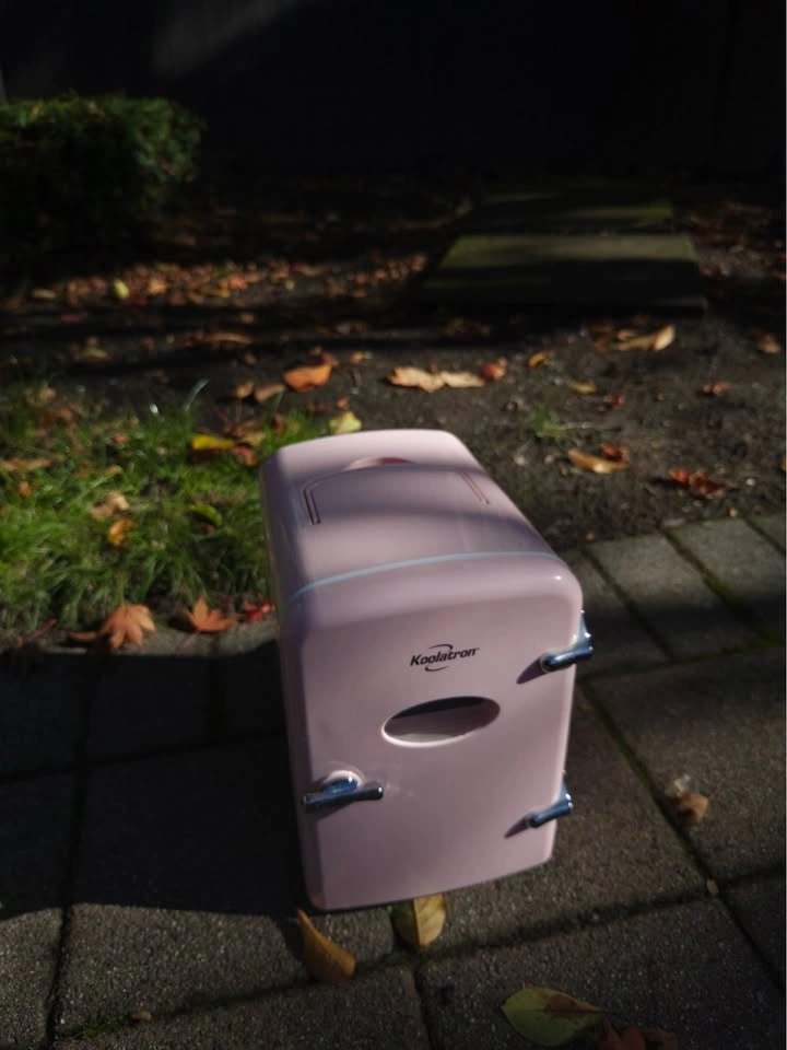 Pink Koolatron Retro Mini Fridge - photo 2