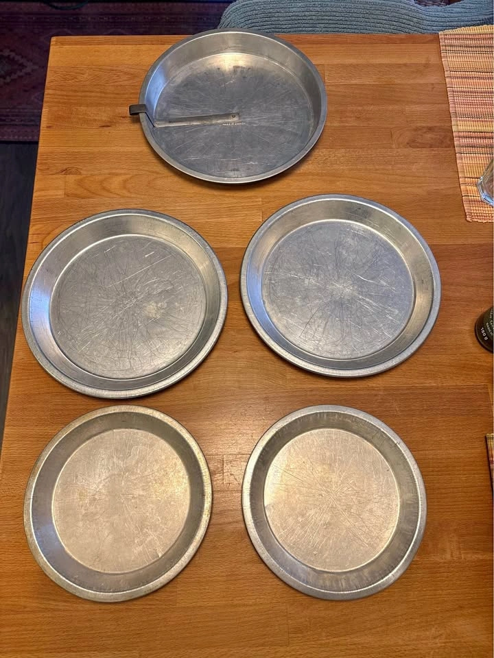 Vintage Aluminum Bakeware Set – 4 Pie Plates & 1 Cake Pan