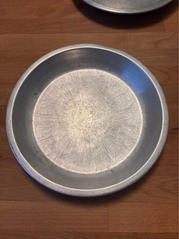 Vintage Aluminum Bakeware Set – 4 Pie Plates & 1 Cake Pan - photo 2