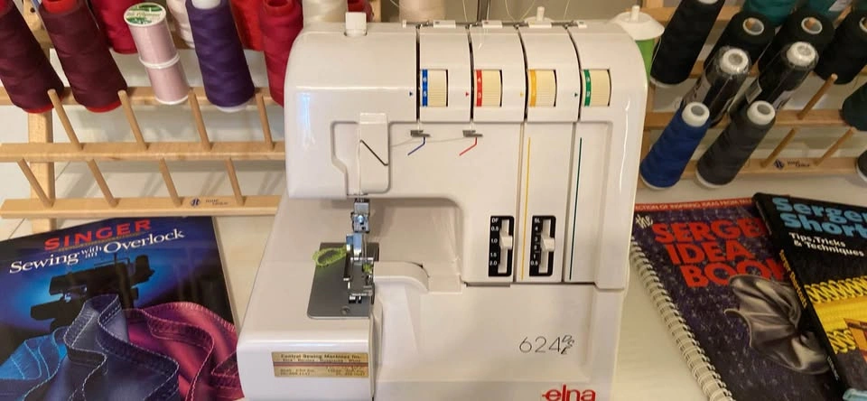 Elna 624 serger with desk thread books and manual - photo 2