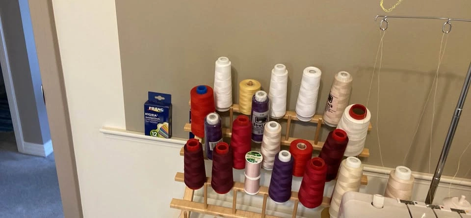 Elna 624 serger with desk thread books and manual - photo 3
