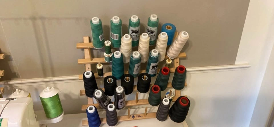 Elna 624 serger with desk thread books and manual - photo 4