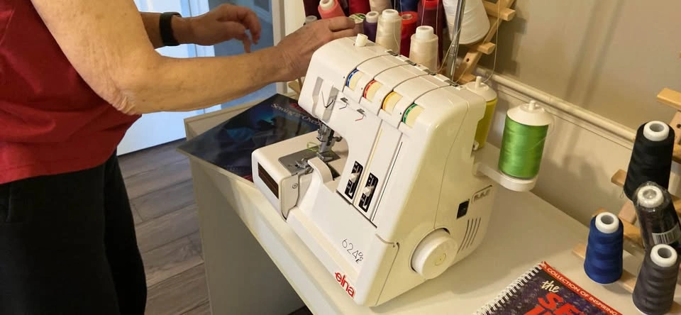Elna 624 serger with desk thread books and manual - photo 5