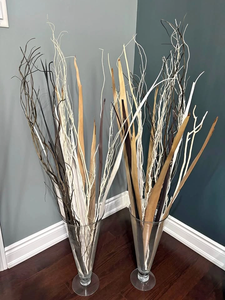 Sale: Selling 2 glass vases with branches