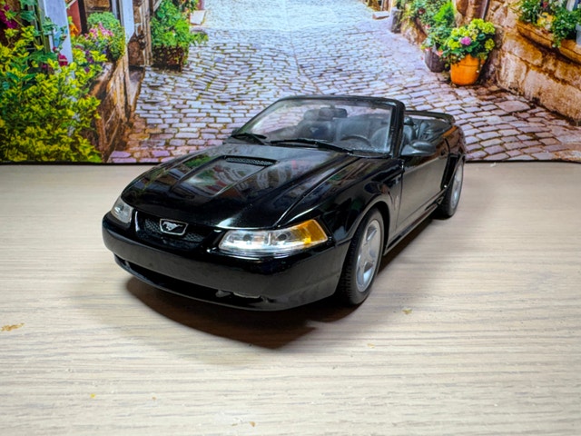 1:18 1999 Ford Mustang GT – Black Muscle car New with box
