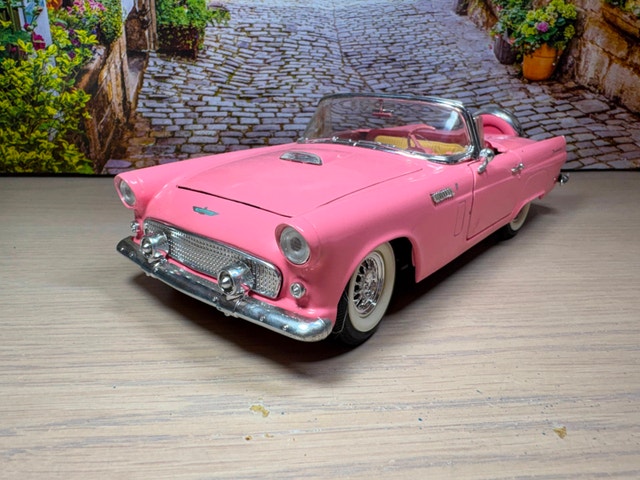 1:18 1956 Ford Thunderbird “Pink Dream” diecast model with box