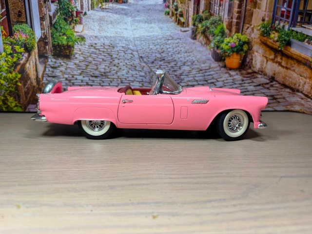1:18 1956 Ford Thunderbird “Pink Dream” diecast model with box - photo 3