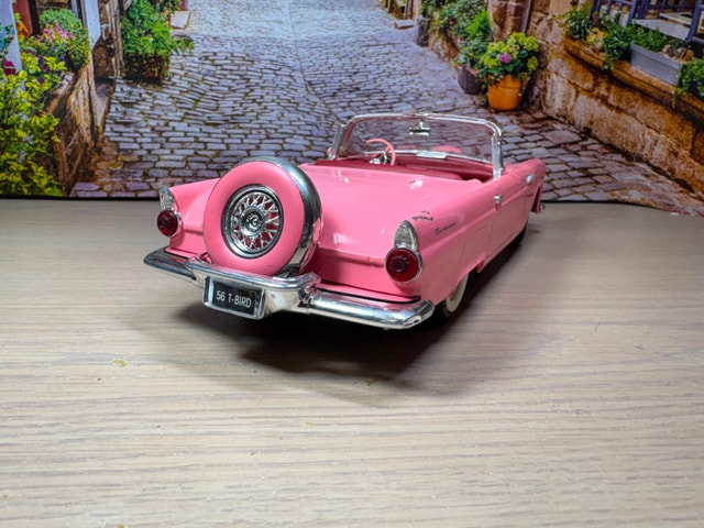 1:18 1956 Ford Thunderbird “Pink Dream” diecast model with box - photo 4