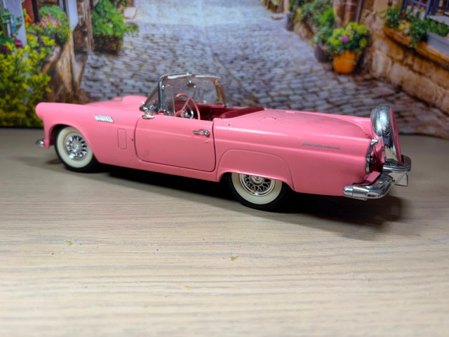 1:18 1956 Ford Thunderbird “Pink Dream” diecast model with box - photo 5