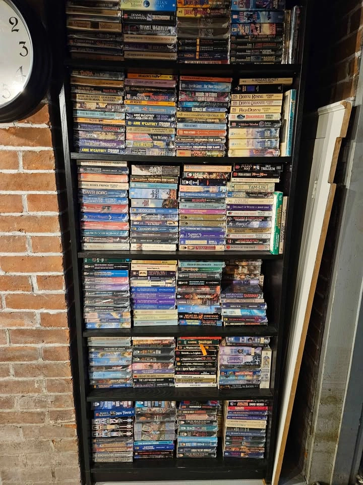 Large Collection of Vintage Sci-Fi, Fantasy, Horror & Books - photo 4