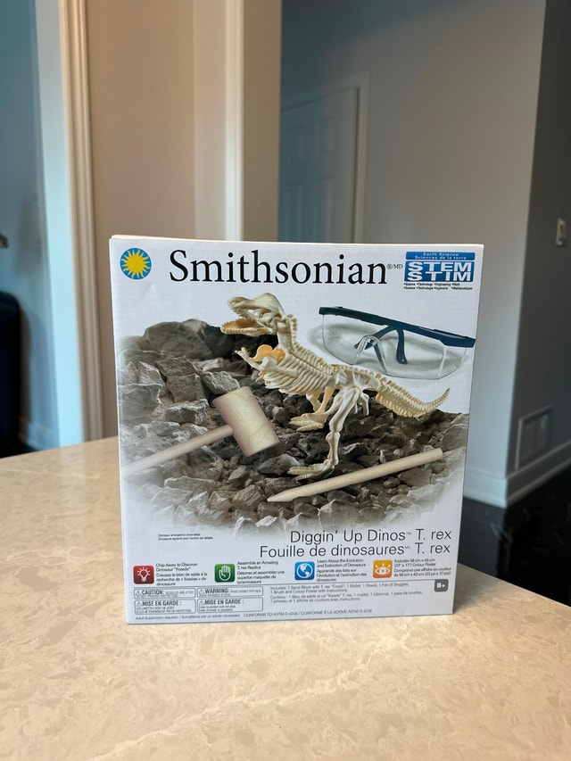 Smithsonian Diggin' Up Dinos T-Rex STEM excavation kit