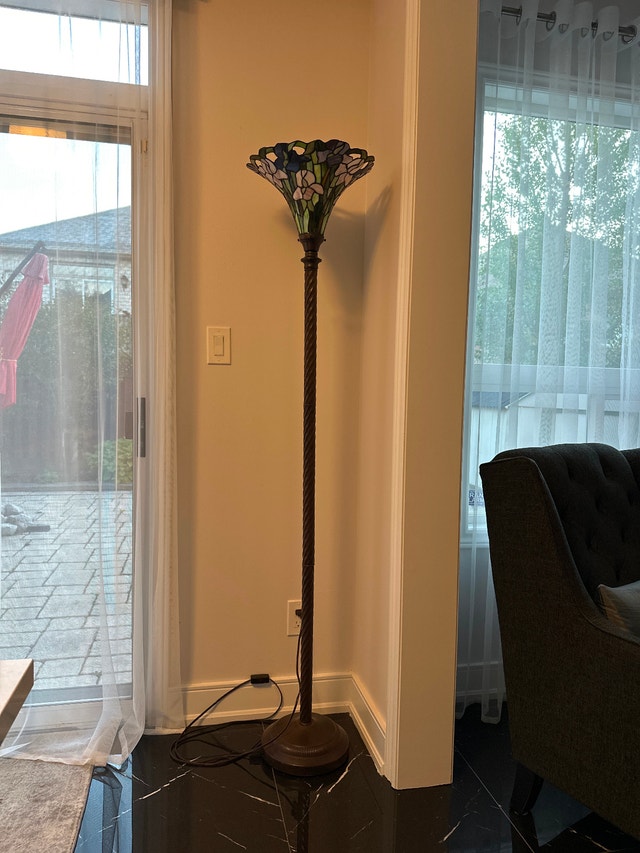 Tiffany-style stained glass torchiere 71” floor lamp - photo 2
