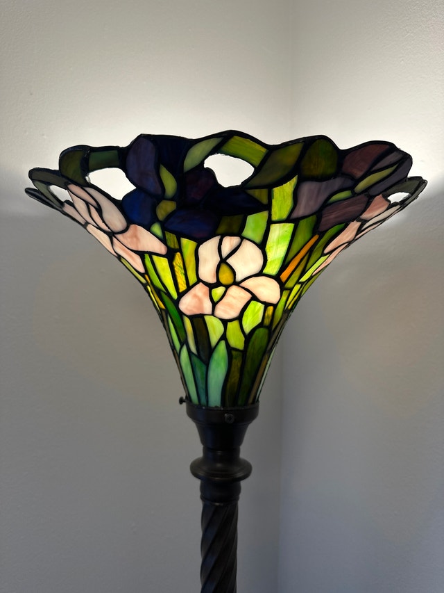 Tiffany-style stained glass torchiere 71” floor lamp - photo 3