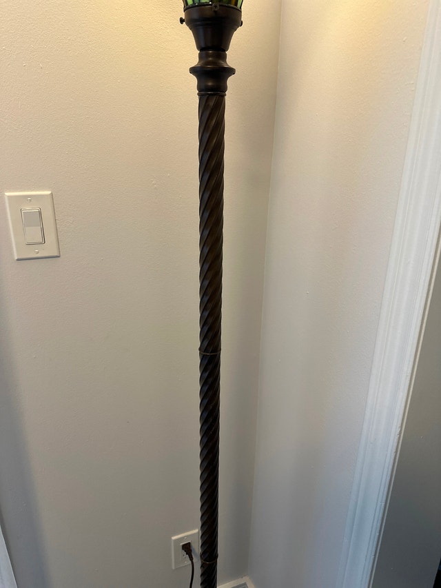 Tiffany-style stained glass torchiere 71” floor lamp - photo 4